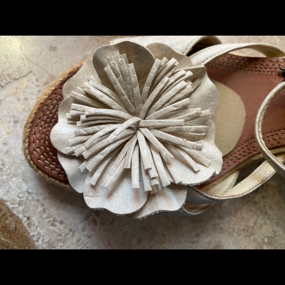 Max Studio Wedge Heels - Picture 3 of 6